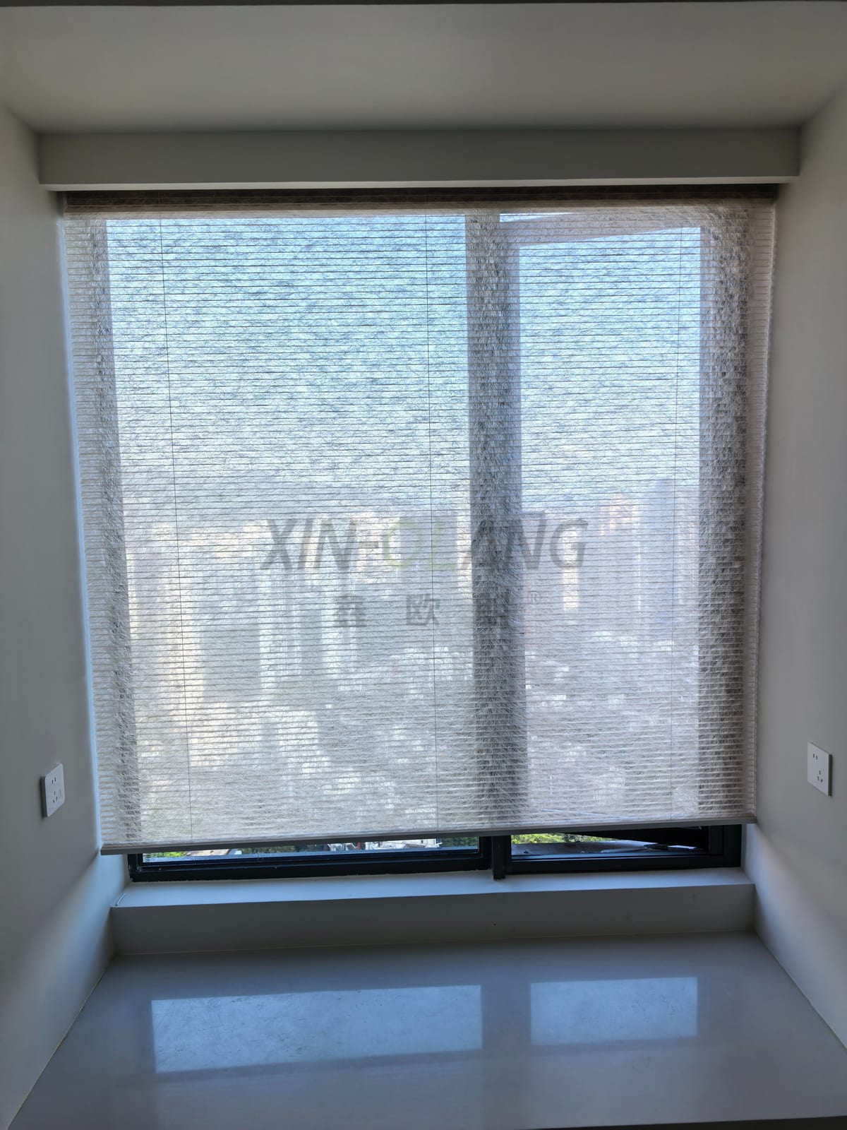 深圳沿海家庭全屋窗饰怎么配?客厅亚麻纱 + 主卧 U 型转角一体日夜帘 + 厨卫防水仿木百叶|深圳实景案例