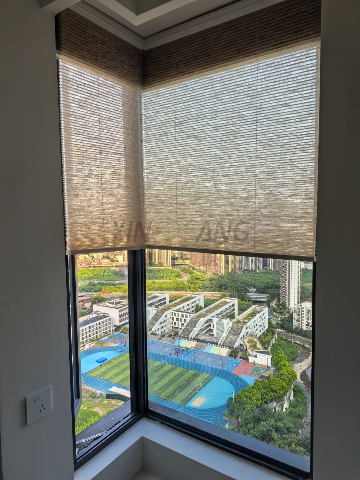深圳沿海家庭全屋窗饰怎么配?客厅亚麻纱 + 主卧 U 型转角一体日夜帘 + 厨卫防水仿木百叶|深圳实景案例 细节图2