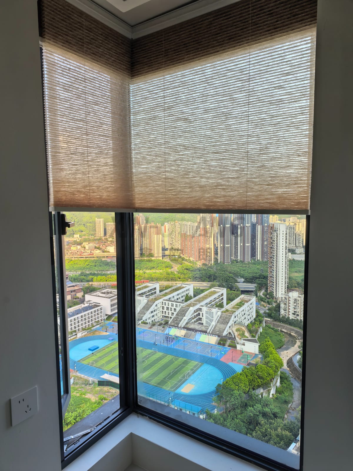 深圳沿海家庭全屋窗饰怎么配?客厅亚麻纱 + 主卧 U 型转角一体日夜帘 + 厨卫防水仿木百叶|深圳实景案例 细节图3